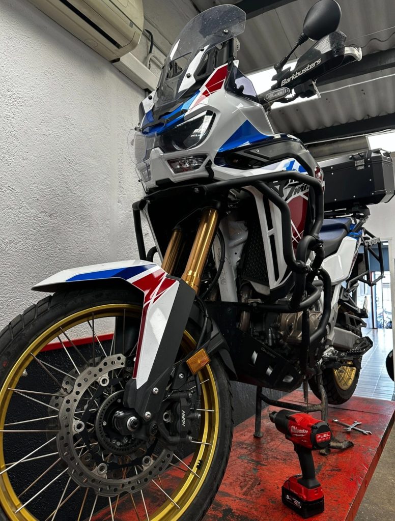 Honda Africa Twin en el taller de TR MOTOS