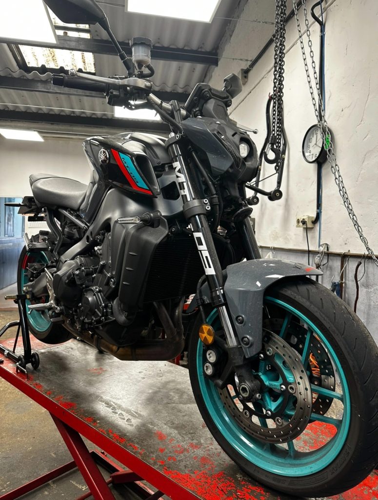 Yamaha MT-09 en el taller de TR MOTOS