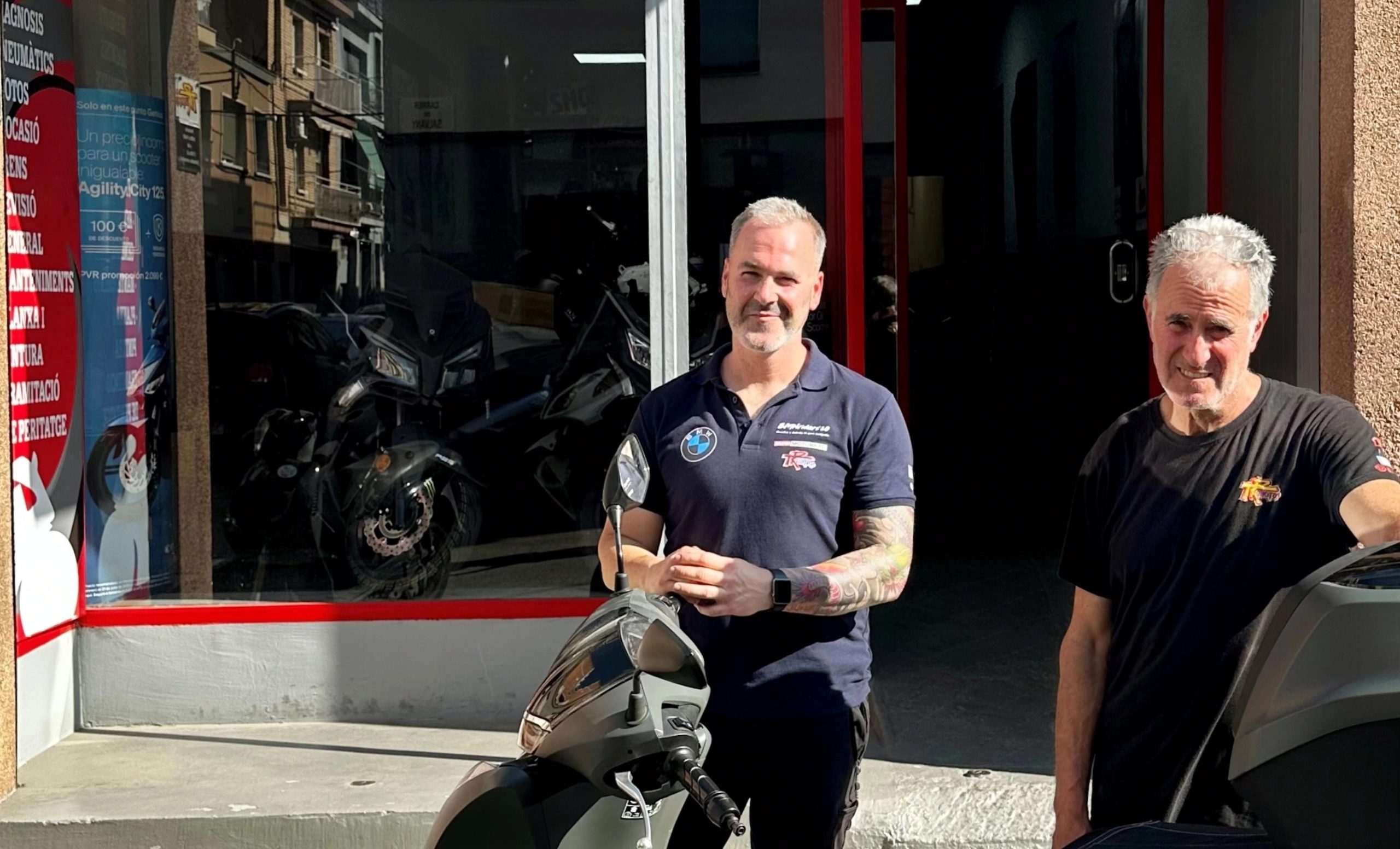 Pablo y Abel en la puerta de TR MOTOS, taller de motos en Sabadell
